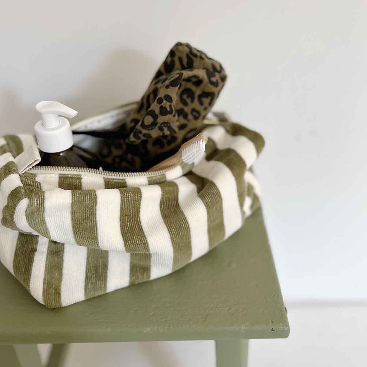 Rose in April - Wash bag (Vic terry)