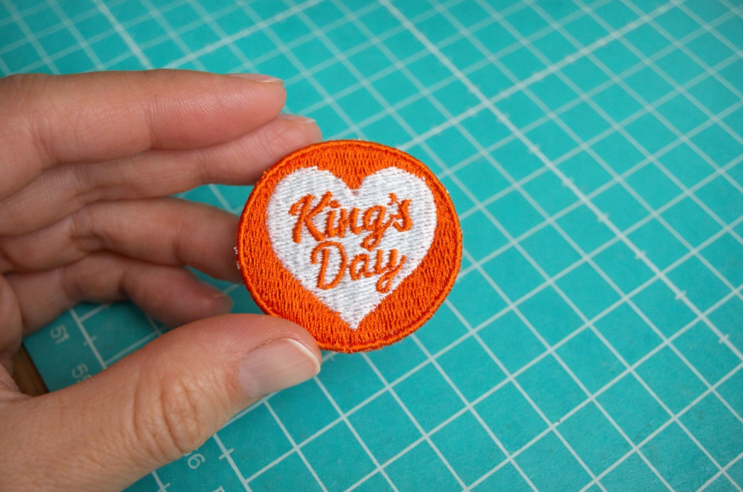 King's Day embroidery patch, 4 × 4.5 cm orange heart - iron / sew
